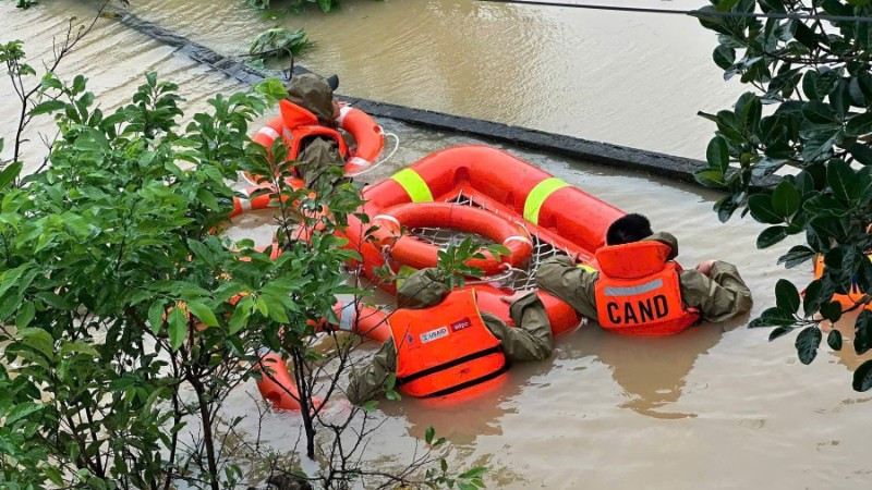 Hình ảnh xúc động của các chiến sĩ Công an thành phố Đà Nẵng bơi vào vùng lũ dữ, cứu dân trong mưa lũ lịch sử tại thành phố Đà Nẵng 5 ngày vừa qua.