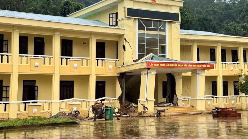 Trụ sở Ủy ban nhân dân xã Hùng Sơn, thành phố Đà Nẵng bị nứt gãy trước nguy cơ sụp đổ. (Ảnh: Chính quyền địa phương cung cấp)