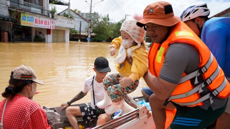 Trong bão lũ ngày 30/10, nhiều nhóm tình nguyện viên đã trực tiếp vào các vùng ngập sâu, cứu dân tại khu vực Cẩm Kim, phường Hội An, thành phố Đà Nẵng.