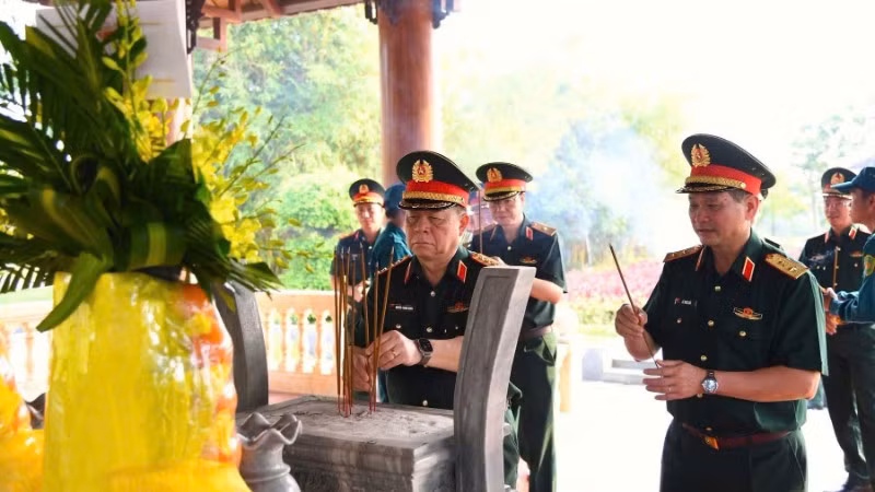 Đại tướng Nguyễn Trọng Nghĩa, Ủy viên Bộ Chính trị, Bí thư Trung ương Đảng, Ủy viên Thường vụ Quân ủy Trung ương, Chủ nhiệm Tổng cục Chính trị Quân đội nhân dân Việt Nam dâng hương tại Nghĩa trang liệt sĩ Thành phố Đà Nẵng.