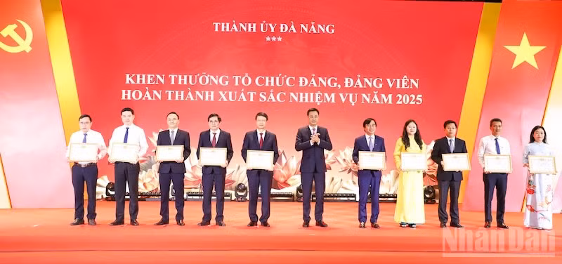 Bí thư Thành ủy Đà Nẵng Lê Ngọc Quang trao tặng Bằng khen cho các cá nhân có thành tích xuất sắc.