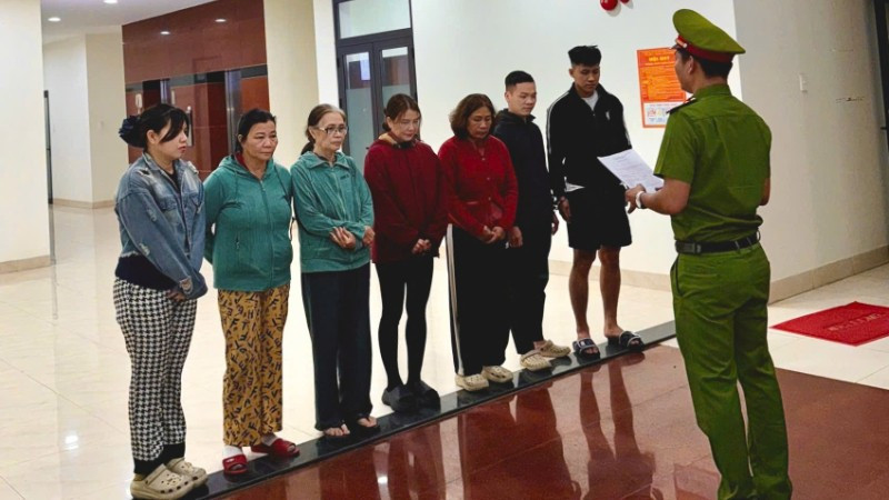 Các đối tượng trong đường dây đánh bạc tại cơ quan điều tra. (Ảnh: Công an cung cấp)