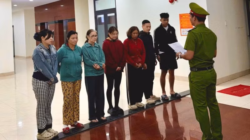 Các đối tượng trong đường dây đánh bạc tại cơ quan điều tra. (Ảnh: Công an cung cấp)