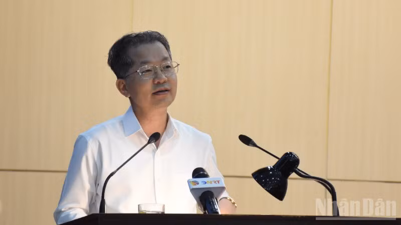 Đồng chí Nguyễn Văn Quảng, Ủy viên Trung ương Đảng, Bí thư Thành ủy, Trưởng Đoàn đại biểu Quốc hội thành phố Đà Nẵng phát biểu kết luận hội nghị. (Ảnh: ANH ĐÀO)