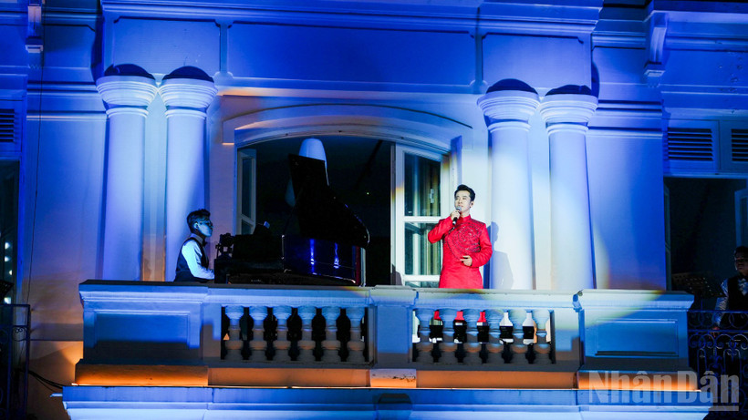 Chương trình do Nhà hát Trưng Vương Đà Nẵng thực hiện và kịch bản - Tổng Đạo diễn do Nghệ sĩ ưu tú Quang Hào đảm nhận.