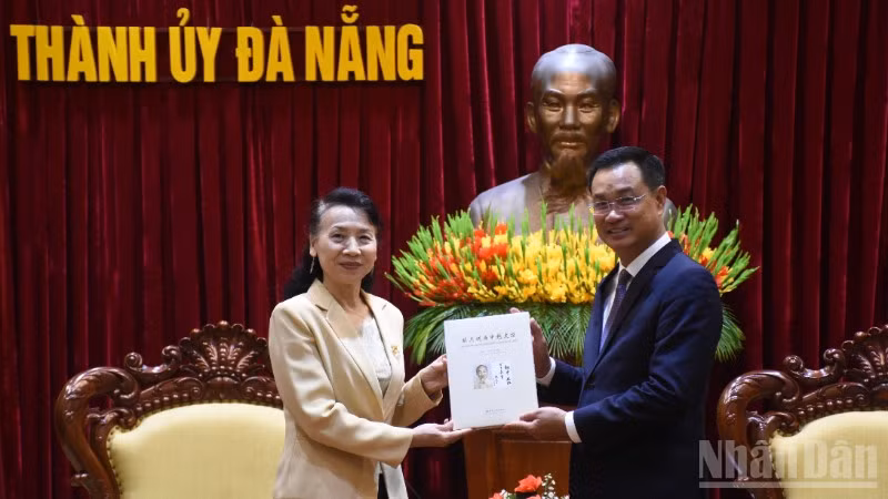 Bí thư Thành ủy Đà Nẵng Lê Ngọc Quang tiếp Tổng Lãnh sự Trung Quốc tại Đà Nẵng. (Ảnh: ANH ĐÀO)