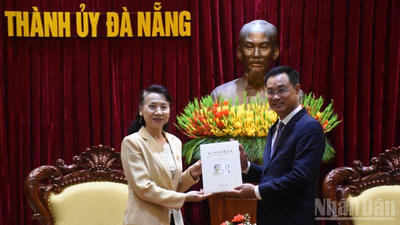 Bí thư Thành ủy Đà Nẵng Lê Ngọc Quang tiếp Tổng Lãnh sự Trung Quốc tại Đà Nẵng. (Ảnh: ANH ĐÀO)