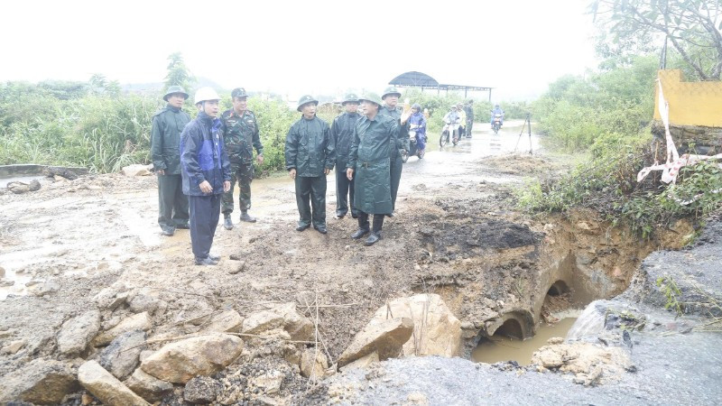 Đoàn công tác Quân khu 5 kiểm tra công tác ứng phó bão số 12 tại Đà Nẵng.