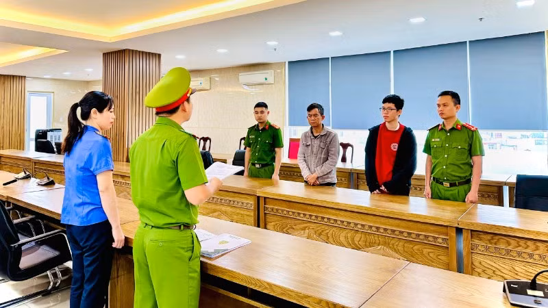 Cơ quan Cảnh sát điều tra (Phòng Cảnh sát kinh tế) Công an thành phố Đà Nẵng tống đạt các quyết định khởi tố vụ án, khởi tố bị can. (Ảnh: Công an cung cấp)