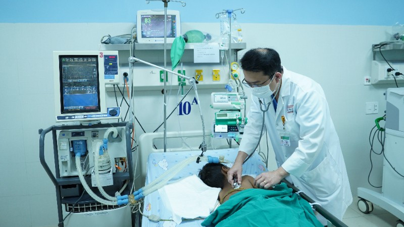 Bác sĩ thăm khám cho các bệnh nhi trong thời gian điều trị bằng thuốc đặc trị.