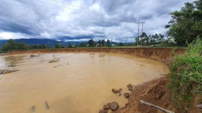 Đoạn bờ sông Vu Gia, đoạn chảy qua thôn Phú Nghĩa bị sạt lở nghiêm trọng.