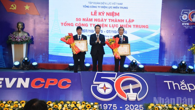 Ông Ngô Xuân Thắng, Phó Bí thư Thành ủy Đà Nẵng thừa ủy quyền Chủ tịch nước, trao Huân chương Lao động hạng Ba cho ông Trình Trung Phương và ông Lê Duy Anh Tuấn. (Ảnh: ANH ĐÀO)