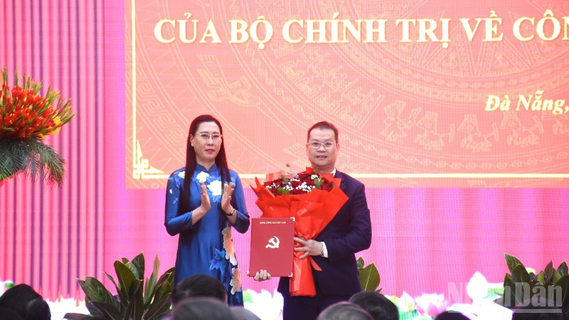 Phó Trưởng Ban Tổ chức Trung ương Bùi Thị Quỳnh Vân trao quyết định cho tân Phó Bí thư Thành ủy Đà Nẵng Nguyễn Mạnh Hùng. (Ảnh: ANH ĐÀO)