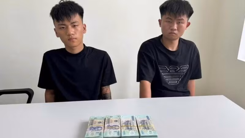 Hai đối tượng và tang vật vụ trộm. (Ảnh: Công an cung cấp)