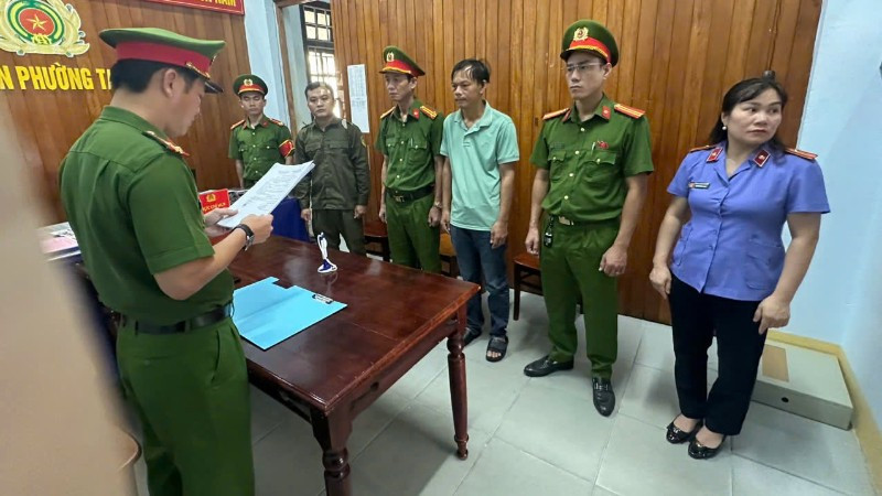 Cơ quan cảnh sát điều tra tống đạt các quyết định khởi tố vụ án đối với Phan Hoàng Phúc. (Ảnh: Công an cung cấp)