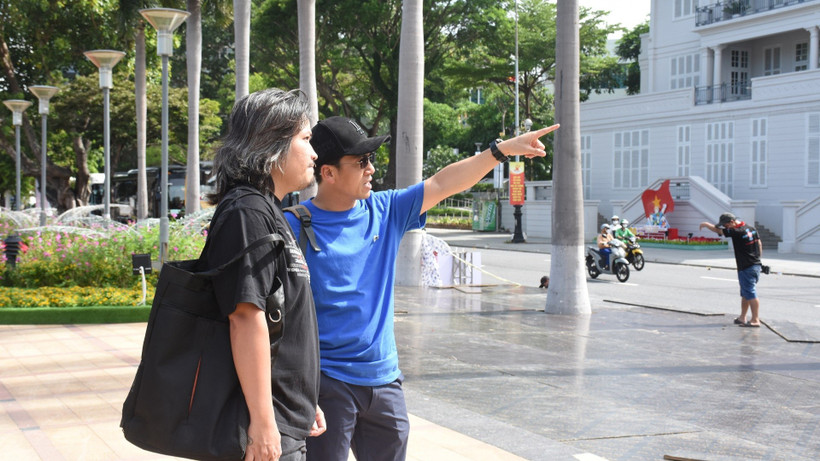Nghệ sĩ Ưu tú Quang Hào, Giám đốc Nhà hát Trưng Vương kiểm tra các hạng mục thi công sân khấu tại Bảo tàng Đà Nẵng chiều 30/8. (Ảnh ANH ĐÀO)