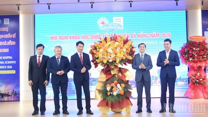 Thứ trưởng Y tế Trần Văn Thuấn tặng hoa chúc mừng Ban giám đốc Bệnh viện Đà Nẵng tổ chức thành công hội nghị. (Ảnh: ANH ĐÀO)