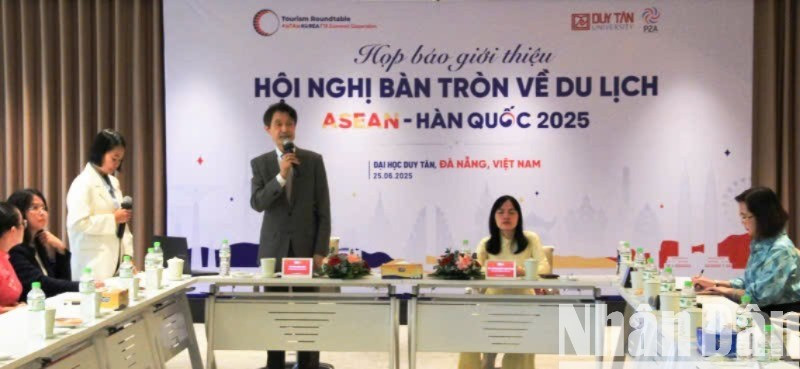 Quang cảnh buổi họp báo ngày 25/6. (Ảnh: ANH ĐÀO)