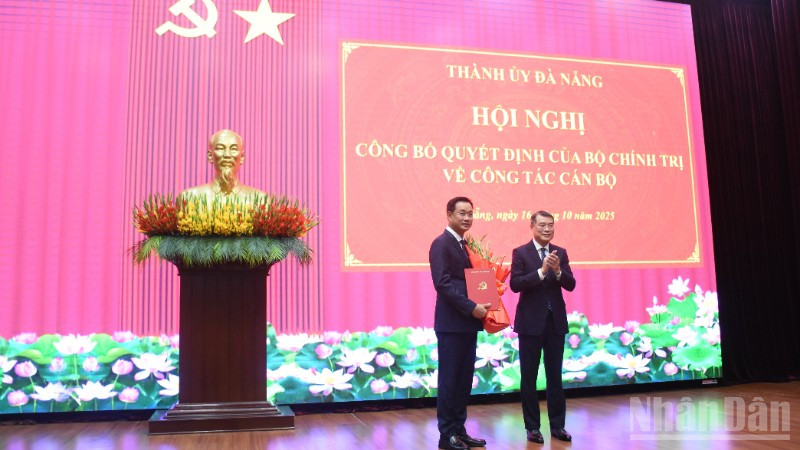 Đồng chí Lê Minh Hưng, Ủy viên Bộ Chính trị, Bí thư Trung ương Đảng, Trưởng ban Tổ chức Trung ương trao quyết định của Bộ Chính trị và tặng hoa chúc mừng đồng chí Lê Ngọc Quang. (Ảnh: ANH ĐÀO)