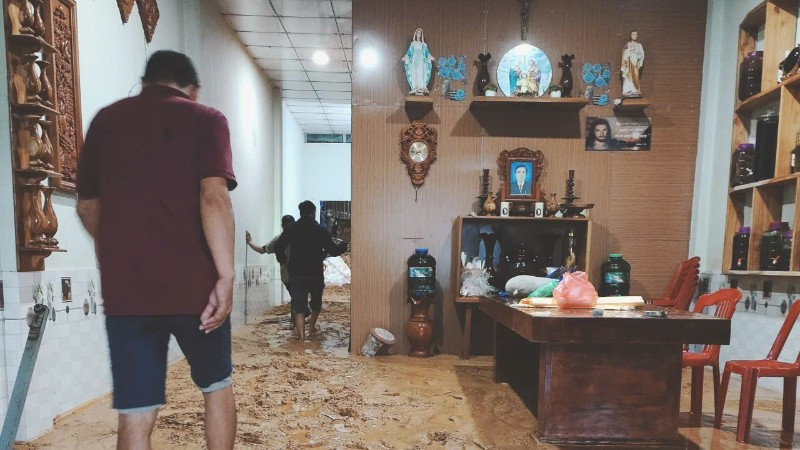 Mưa lớn gây sạt lở, bùn đất tràn vào nhà dân vào rạng sáng 3/11 tại thôn Thạnh Mỹ 2.