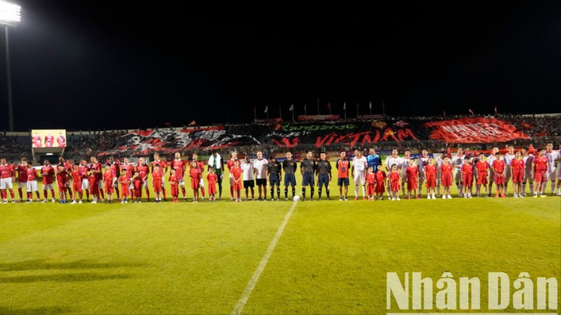Trận đấu giao hữu giữa huyền thoại M.U như Ryan Giggs, Paul Scholes, Michael Owen...và các ngôi sao Việt Nam diễn ra trên sân vận động Hòa Xuân Đà Nẵng ngày 28/6/2025. (Ảnh: ANH ĐÀO)