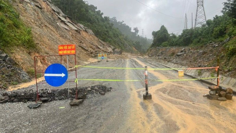 Nhiều tuyến đường trọng yếu tại các xã miền núi Đà Nẵng bị sạt lở, chia cắt do mưa lũ.