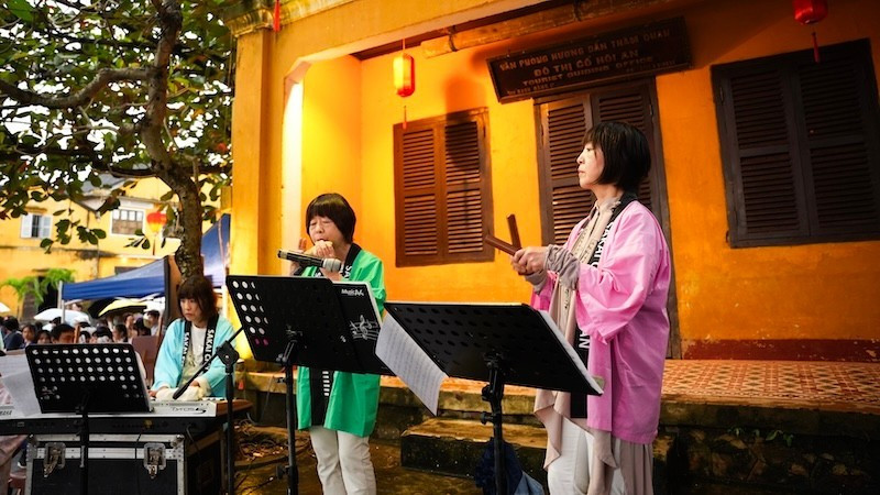 Các nghệ sĩ đến từ Nhật Bản biểu diễn nghệ thuật tại chương trình.