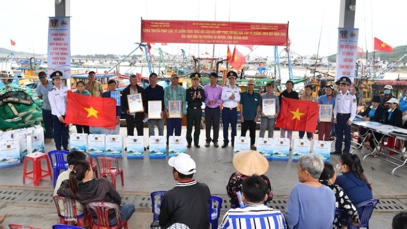 Tại chương trình, Phòng Pháp luật (Bộ Tư lệnh Vùng Cảnh sát biển 2) trao tặng quà cho ngư dân Quảng Ngãi.