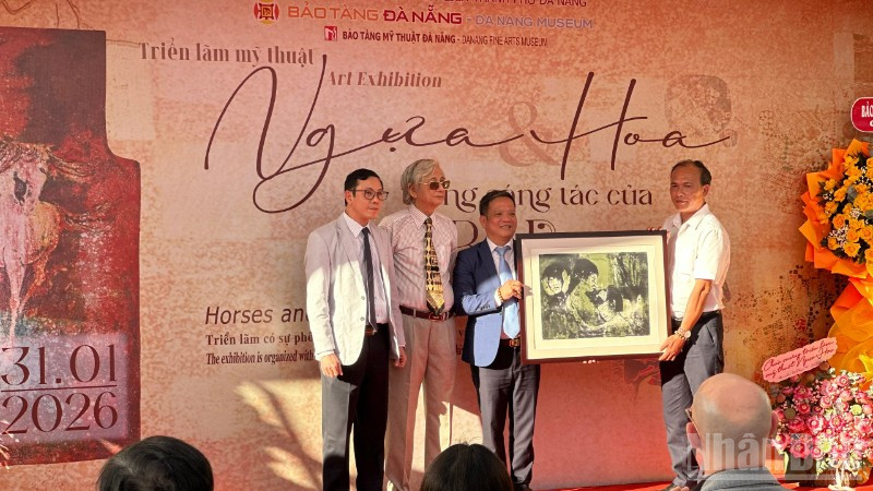 Đại diện gia đình cố họa sĩ Lê Bá Đảng trao tặng tranh cho Bảo tàng Mỹ thuật-Bảo tàng Đà Nẵng. (Ảnh: ANH ĐÀO)