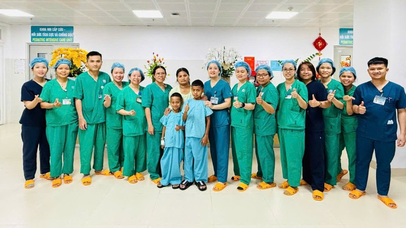 Hai bệnh nhi và ê-kíp các y bác sĩ Bệnh viện Phụ sản-Nhi Đà Nẵng.