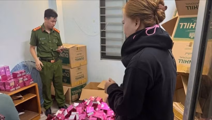Lực lượng chức năng kiểm tra, thu giữ toàn bộ mỹ phẩm giả tại Công ty trách nhiệm hữu hạn một thành viên thương mại và dịch vụ Hạnh Nguyễn Beauty. (Ảnh: Công an cung cấp)