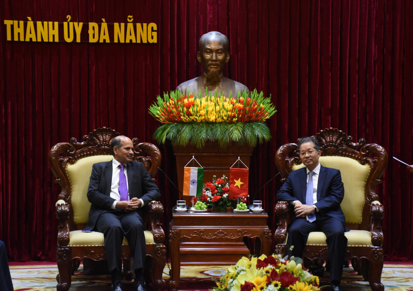 Đồng chí Nguyễn Văn Quảng, Ủy viên Trung ương Đảng, Bí thư Thành ủy, Trưởng Đoàn đại biểu Quốc hội đơn vị Đà Nẵng chủ trì tiếp Ngài Sandeep Arya, Đại sứ Ấn Độ tại Việt Nam. (ẢNH: ANH ĐÀO)