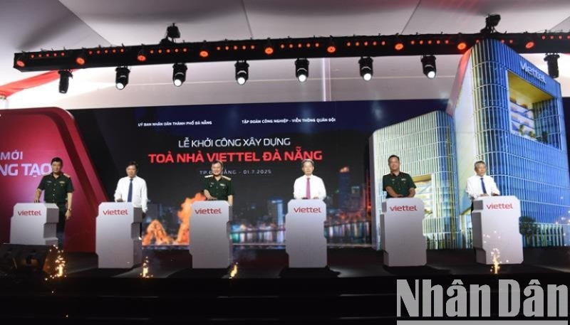 Các đại biểu nhấn nút chính thức khởi công dự án xây dựng Tòa nhà Viettel tại Đà Nẵng, sáng ngày 1/7. (Ảnh: ANH ĐÀO)