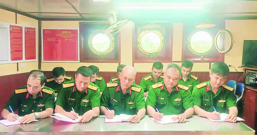 Một buổi sinh hoạt của Chi bộ Tàu 51-11-66. (Ảnh CÔNG THÀNH)