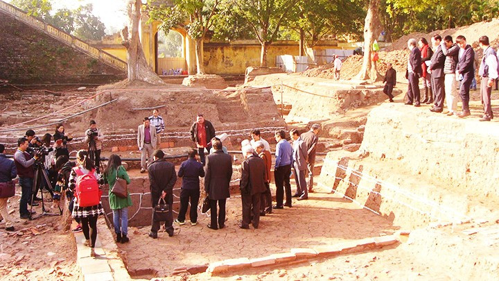 Các nhà khoa học tham quan vị trí khảo cổ tại Hoàng thành Thăng Long. Ảnh: HOÀNG HOA