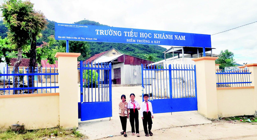 Học sinh tại A Xây đã có trường lớp kiên cố, khang trang.