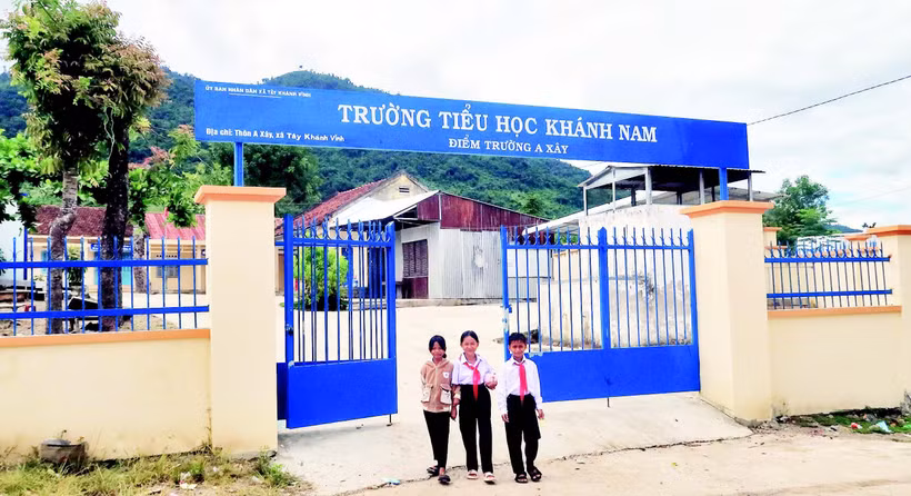 Học sinh tại A Xây đã có trường lớp kiên cố, khang trang.
