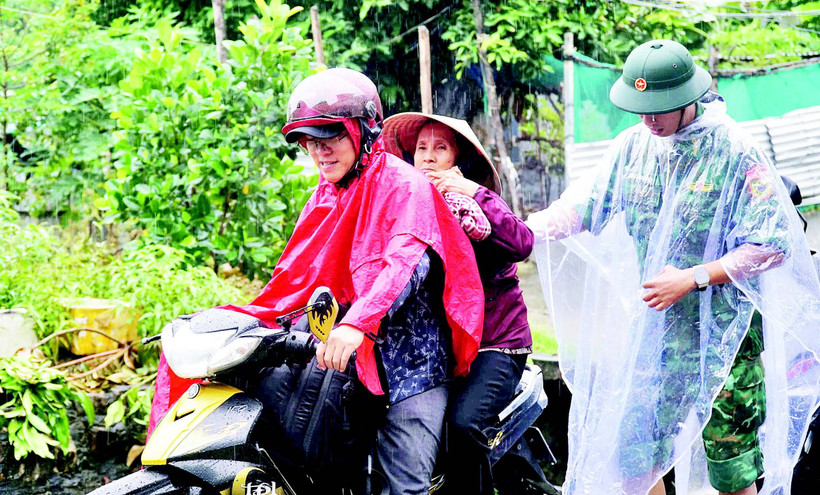 Bà Ngô Thị Tý sống tại phường Nam Nha Trang (Khánh Hòa) được sơ tán đến nơi tránh trú bão. (Ảnh VŨ TÂN)