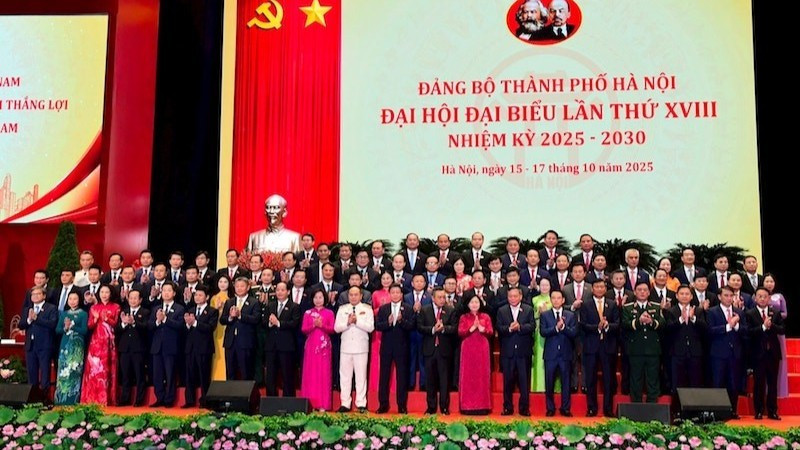 Ban Chấp hành Đảng bộ thành phố Hà Nội khóa XVIII, nhiệm kỳ 2025-2030 ra mắt Đại hội. (Ảnh: QUỐC TOẢN)