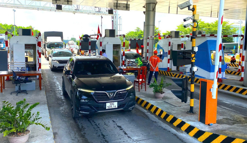 Theo thống kê, hiện nay mới có khoảng 3 triệu trên tổng số gần 6 triệu tài khoản giao thông được kết nối với phương tiện thanh toán không dùng tiền mặt.