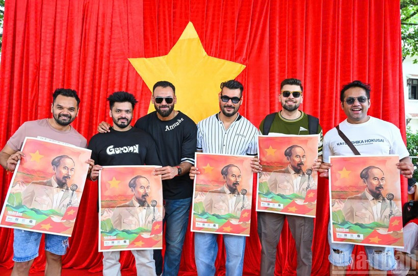 Du khách quốc tế đến Hà Nội dịp Quốc khánh 2/9 (Ảnh: THÀNH ĐẠT)