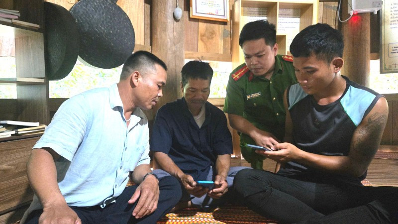 Công anh xã A Vương, thành phố Đà Nẵng hỗ trợ người dân cập nhật các ứng dụng trên điện thoại thông minh.