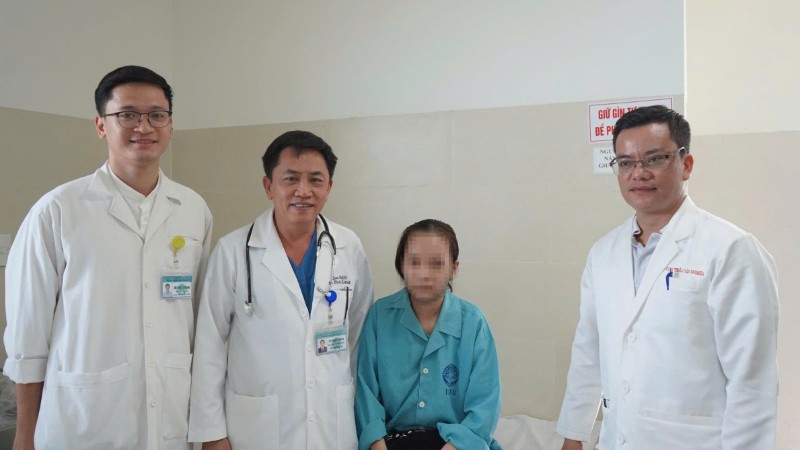 Các y bác sĩ Bệnh viện Đà Nẵng kích hoạt quy trình "báo động đỏ nội viện" cứu sống bệnh nhân.