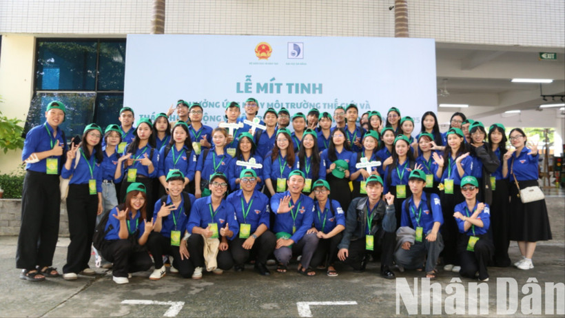 Sinh viên Trường đại học Sư phạm-Đại học Đà Nẵng với ngày Ngày Môi trường thế giới 2025 với chủ đề “Chống ô nhiễm nhựa”. (Ảnh: ANH ĐÀO)