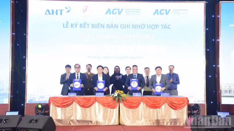 Sở Văn hóa, Thể thao và Du lịch Đà Nẵng ký kết biên bản với các đơn vị hàng không. (Ảnh: ANH ĐÀO)