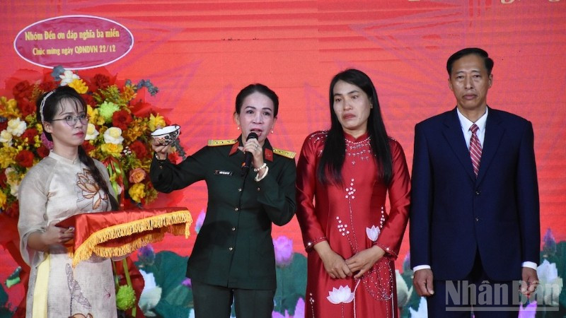 Những kỷ vật kháng chiến mang nhiều kỷ niệm với thân nhân, gia đình đã được hiến tặng Bảo tàng Quân khu 5 trong niềm xúc động. (Ảnh: ANH ĐÀO)