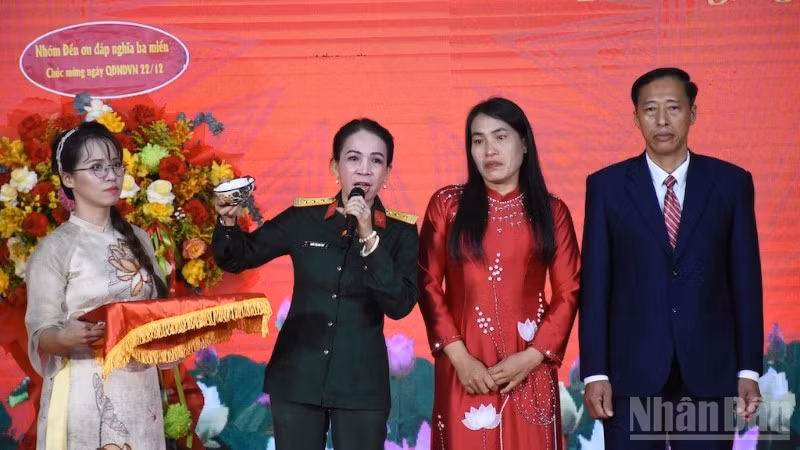 Những kỷ vật kháng chiến mang nhiều kỷ niệm với thân nhân, gia đình đã được hiến tặng Bảo tàng Quân khu 5 trong niềm xúc động. (Ảnh: ANH ĐÀO)