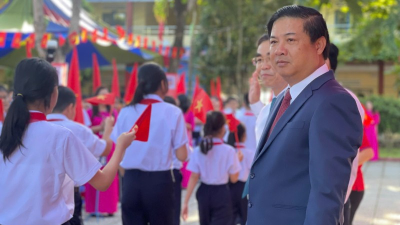 Chủ tịch Ủy ban nhân dân thành phố Đà Nẵng Lương Nguyễn Minh Triết dự lễ khai giảng năm học mới cùng thầy trò Trường trung học cơ sở Phạm Văn Đồng, xã Bà Nà, thành phố Đà Nẵng.