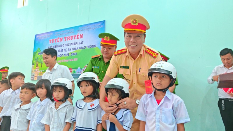 Công an xã A Vương phối hợp với Đội Cảnh sát giao thông đường bộ Số 3, Phòng PC08, Công an thành phố Đà Nẵng tặng mũ bảo hiểm cho học sinh.