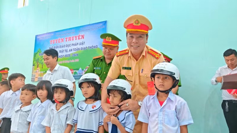 Công an xã A Vương phối hợp với Đội Cảnh sát giao thông đường bộ Số 3, Phòng PC08, Công an thành phố Đà Nẵng tặng mũ bảo hiểm cho học sinh.